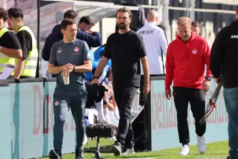 FCK-Geschäftsführer Thomas Hengen (Mitte) zweifelt nicht an Cheftrainer Markus Anfang (rechts) und dessen Assistenten Florian Ju