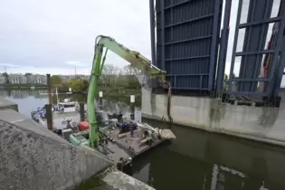 Ein Spezialkran ist am Donnerstagmorgen unterhalb der Diffenébrücke im Einsatz.