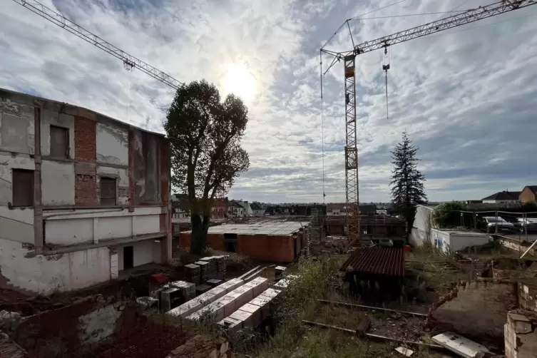 Auf der Baustelle an der Zweibrücker Straße wird wieder gearbeitet. Manfred Schenk sagt, das Projekt soll Ende 2025 fertig sein.