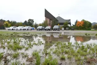 Soll der Parkplatz an der Wachenheimer Edith-Stein-Kirche befestigt werden? An dieser Frage scheiden sich in Wachenheim aktuell