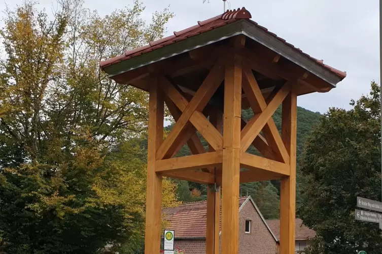 In Eigenleistung gebaut: der Erfensteiner Glockenturm. 