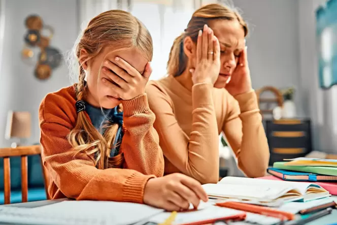 Bevor die Lage eskaliert und Bücher fliegen, sollten Eltern früh genug die Handbremse ziehen und die Situation verlassen.