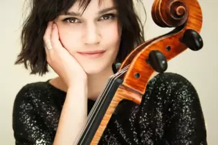 Ein ukrainisches Orchester wird sie in Ludwigshafen begleiten: Raphaela Gromes.