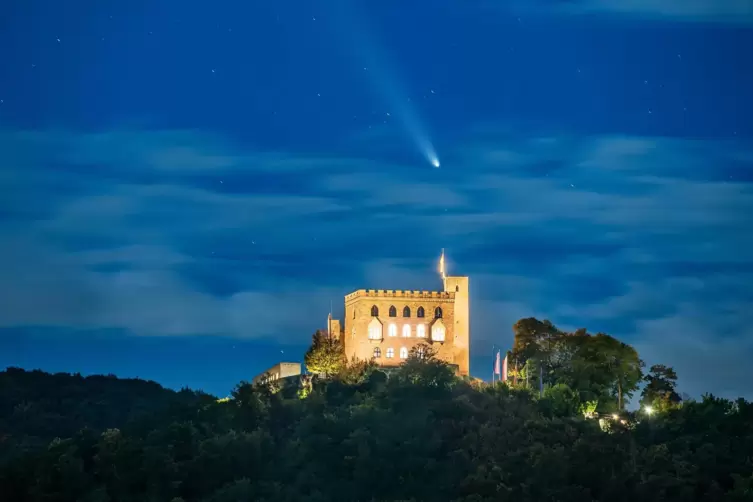 Der Haßlocher Fotograf Dirk Schatz hat den richtigen Moment erwischt, um den Kometen über dem Hambacher Schloss einzufangen. 