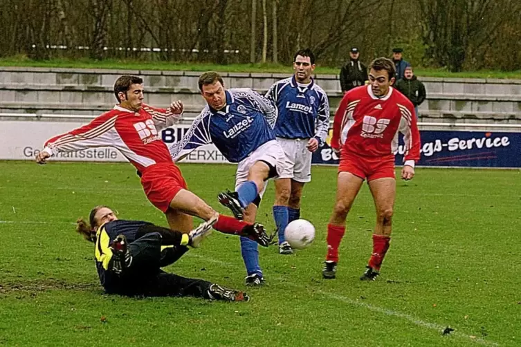 Bernhard Schreieck (Mitte) 1998 mit Edenkobens Keeper Dirk Frosch und Roland Gries. Hinten Horst Rimmel. 