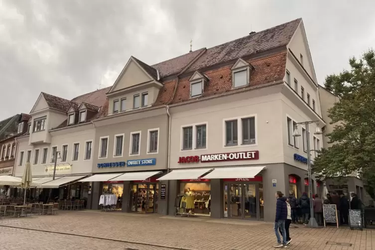 Maximilianstraße 96: Das Goldschmidt-Wohnhaus stand vor seinem Abriss an der Stelle des heutigen „Wirtshauses am Dom“ (links im 