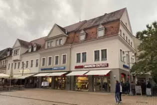 Maximilianstraße 96: Das Goldschmidt-Wohnhaus stand vor seinem Abriss an der Stelle des heutigen »Wirtshauses am Dom« (links im