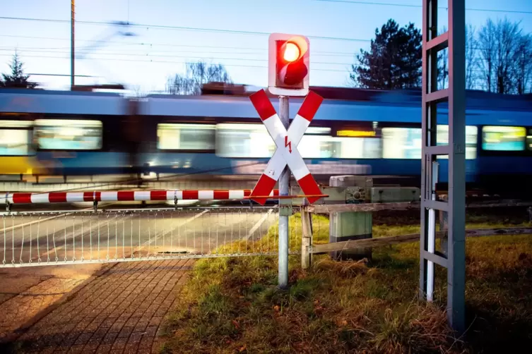 Symbolbild eines Bahnübergangs. In Mundenheim soll an solchen Schienen der Teufel lauern.