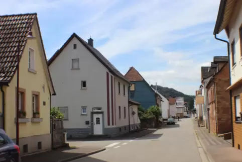 Blick in das historische Viertel: Das kleine Haus links ist das Geburtshaus von Karl Härig und Bischof Emanuel. Der blaue Giebel