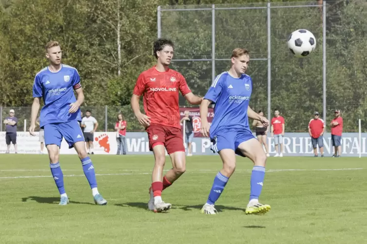 Ausbildung geht vor Training: Leander Helbig (rechts). 