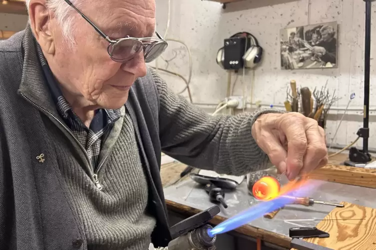 Gerhard Niggemann bei der Arbeit am Brenner. Dabei kommt es nicht nur auf ein gutes Auge und ruhige Hände an, sondern auch auf d