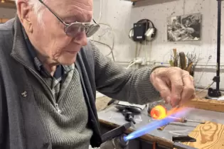 Gerhard Niggemann bei der Arbeit am Brenner. Dabei kommt es nicht nur auf ein gutes Auge und ruhige Hände an, sondern auch auf d