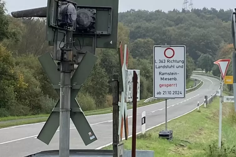 Keine Weiterfahrt möglich: Ab dem Bahnübergang bei Steinwenden bis nach Ramstein-Miesenbach wird die L363 vom 22. Oktober an ges