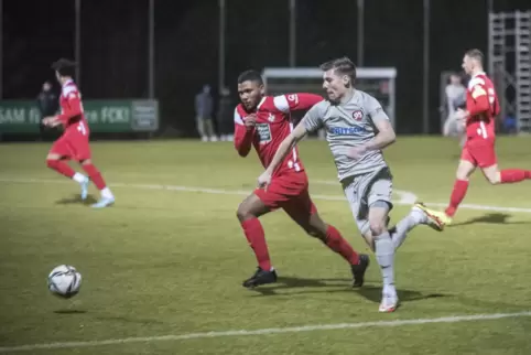 Traf beim 1:0-Heimsieg des SV Steinwenden in der vergangenen Saion gegen Jahn Zeiskam: David Höft (in Grau).