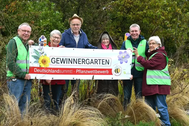 Ausgezeichneter Naturgarten in Fußgönheim samt seiner Gestalter: (von links) Projektleiter Ludwin Kassel, Christel Knäbel, Garte