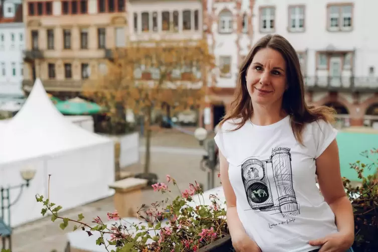 Schick, schick: Landaus Tourismuschefin Nina Ziegler trägt schon das neue Ampelfiguren-T-Shirt. 