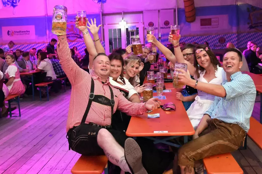 Bayerisch-pfälzische Gemütlichkeit bei der DJK Schwarz-Weiß in Eppstein.