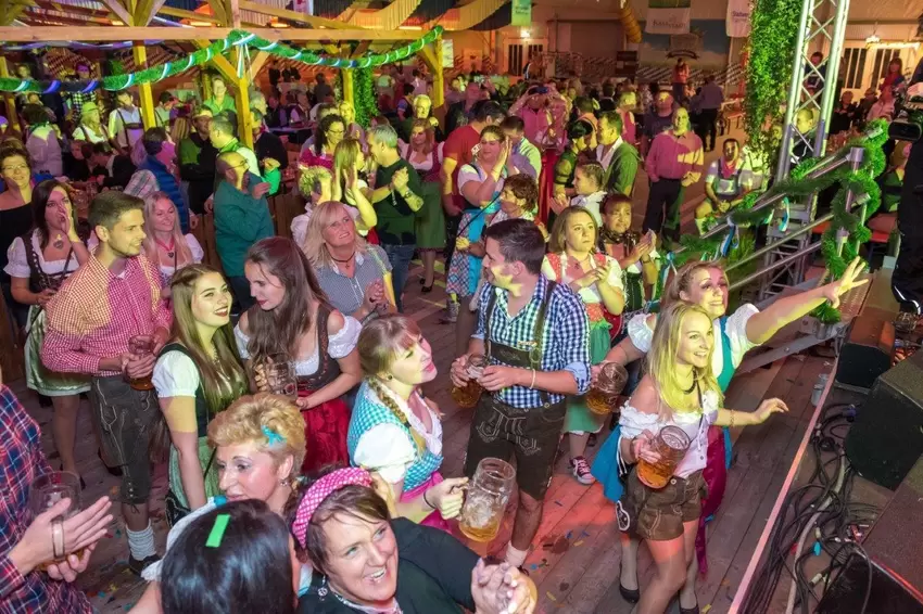 Das Festzelt fasst bis zu 1000 Wiesen-Besucher.