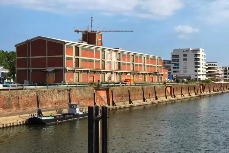 Um diese Lagerhalle am Luitpoldhafen geht es.