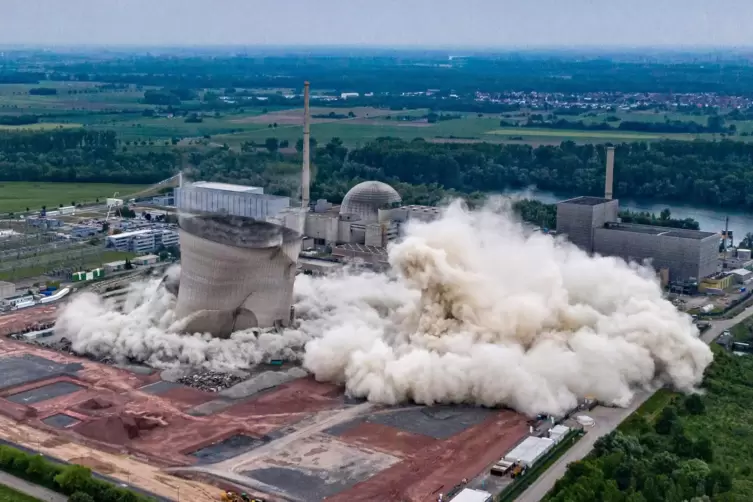 Verschwanden nach ihrer Sprengung im Mai 2020 in einer gewaltigen Staubwolke: die Kühltürme des Kernkraftwerks Philippsburg. 