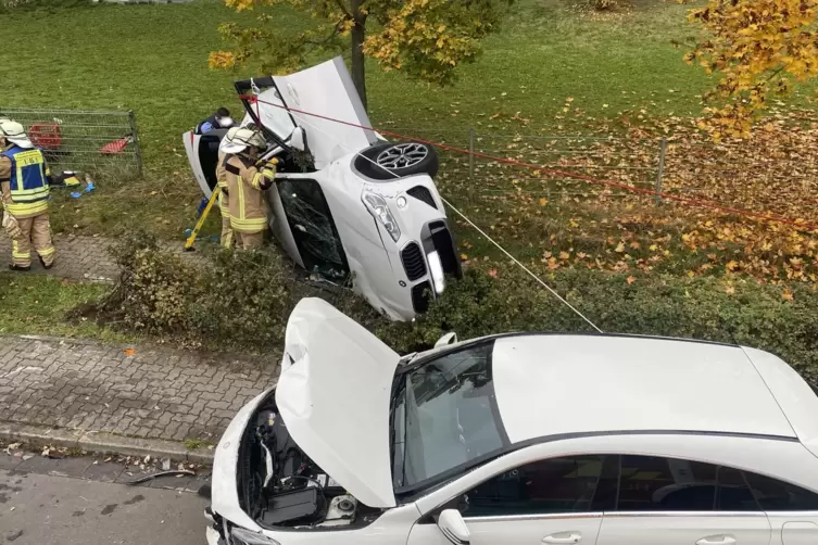 In dem auf der Seite liegenden Auto waren zwei Menschen eingeschlossen.