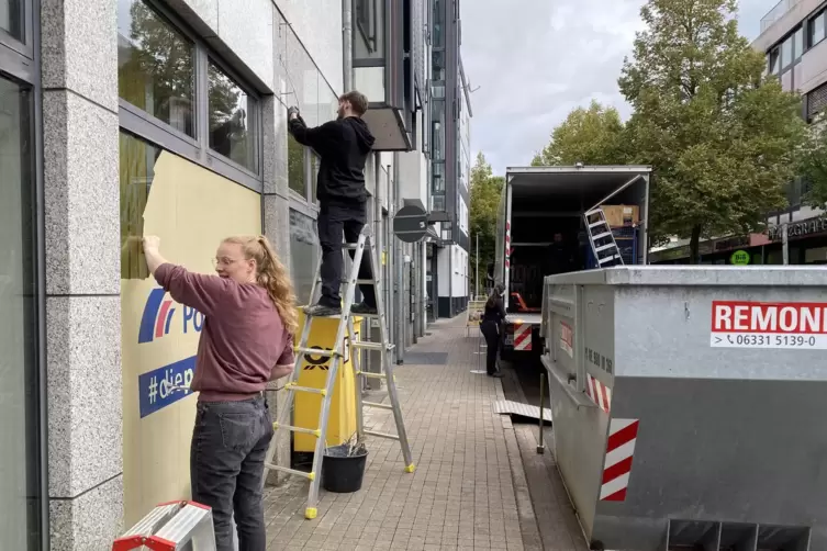 Anfang Oktober: Die letzten Spuren der Postbankfiliale in der Rosengartenstraße verschwinden. 