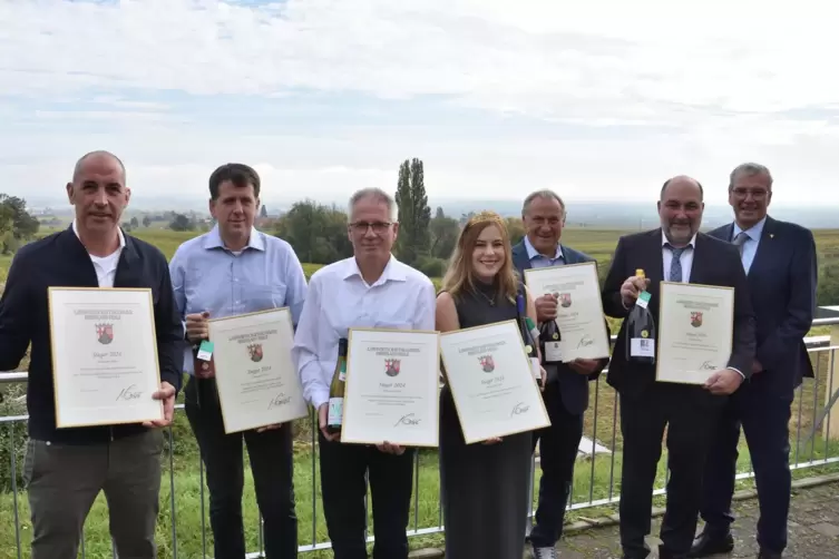 Die Pfälzische Weinkönigin Denise Stripf hat den Gewinnern ihre Siegerwein-Urkunden überreicht.