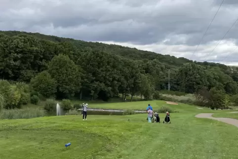 Die krebskranken Kinder dürfen mit ihren Eltern einen unbeschwerten Tag auf der Anlage des Golfclubs Donnersberg beim Röderhof v