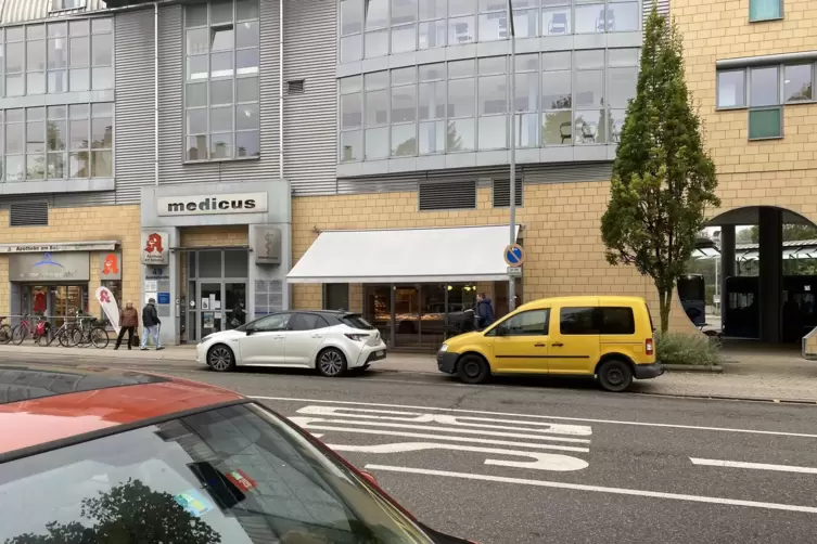 Ärgernis: Radweg-Parker vor dem Medicus-Haus wie der gelbe Wagen.