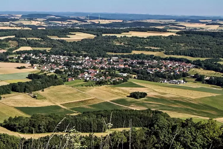 Blick vom Herzerberg auf die Ortsgemeinde Pfeffelbach, die im Jahr 1124 erstmals urkundlich erwähnt wurde.