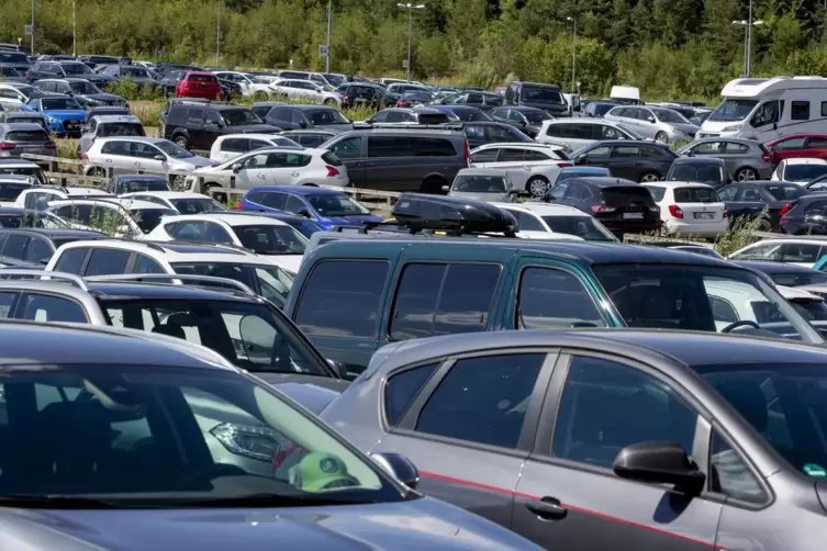 Die Park-and-Ride-Parkplätze – unser Foto zeigt den Parkplatz Schweinsdell – dürften am Samstag gut gefüllt sein. 