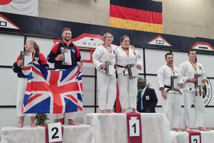 Katrin Frank (oben auf dem Podest links) und Jana Rödler gewannen den WM-Titel im Paar-Kata. Sie sind im Vorstand des Zen Bogyo 