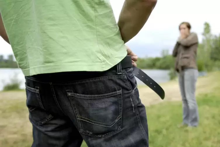 Der Unbekannte soll sich auf einem Feldweg bei der Memeler Straße nahe der B44 vor einer Frau entblößt haben.