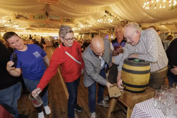 Nur zwei Schläge brauchte Bürgermeister Manfred Schulz, um das Bierfass anzustechen. 