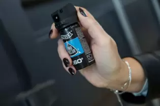 Nachdem er bereits mehrere Platzwunden hatte, sei der 34-Jährige noch mit Pfefferspray angegriffen worden.