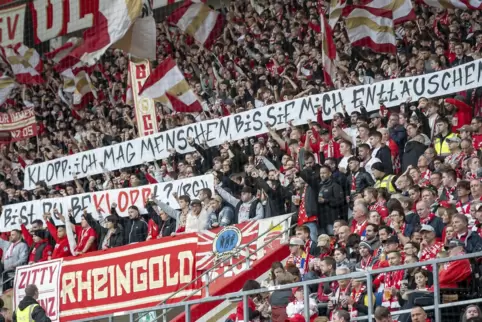 Die Mainzer Fans finden die Entscheidung ihres früheren Trainers Jürgen Klopp, zu Red Bull als „Head of Global Soccer“ zu gehen,