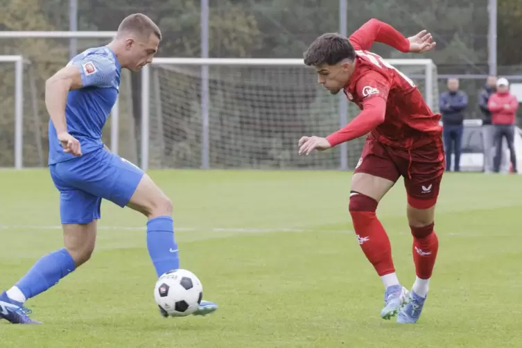 Doppeltorschütze in Eppelborn für den FCK II: Shawn Blum (rechts), hier im Spiel gegen Gonsenheim. 