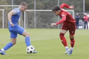 Doppeltorschütze in Eppelborn für den FCK II: Shawn Blum (rechts), hier im Spiel gegen Gonsenheim.