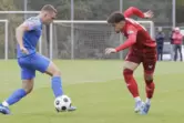 Doppeltorschütze in Eppelborn für den FCK II: Shawn Blum (rechts), hier im Spiel gegen Gonsenheim. 