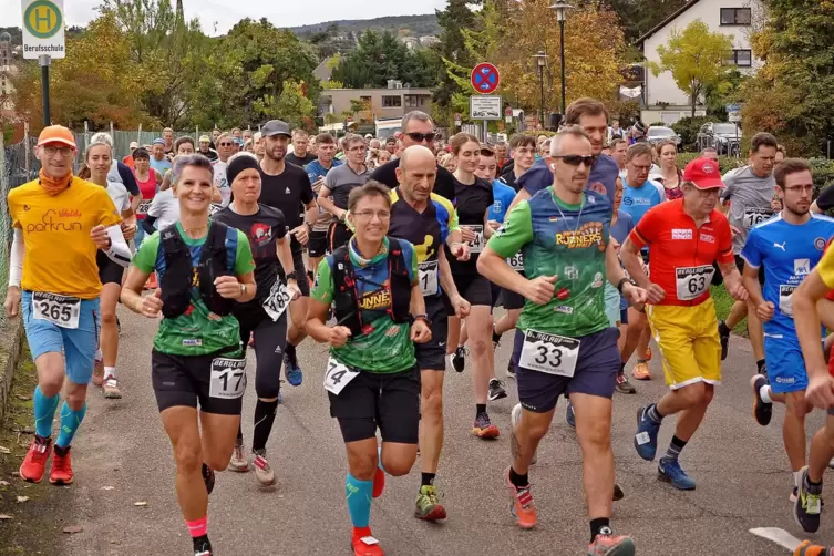 Noch gut gelaunt: Kurz nach dem Start des Berglaufs in Bad Dürkheim warten neun Kilometer Strecke und rund 500 Höhenmeter auf di