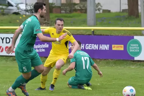 Vor einem guten halben Jahr noch gemeinsam in der Oberliga: Michael Bittner (gelb) gegen Waldalgesheim.