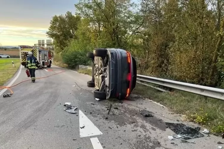 Die Polizei und Feuerwehr Speyer waren mit mehreren Einsatzfahrzeugen an der Unfallstelle an der B9 vor Ort. 