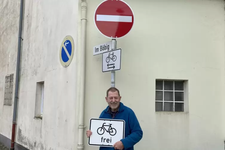 Das Verkehrszeichen für Radverkehr muss getauscht werden. Erhardt Vortanz vom ADFC hält das korrekte Schild in der Hand. 