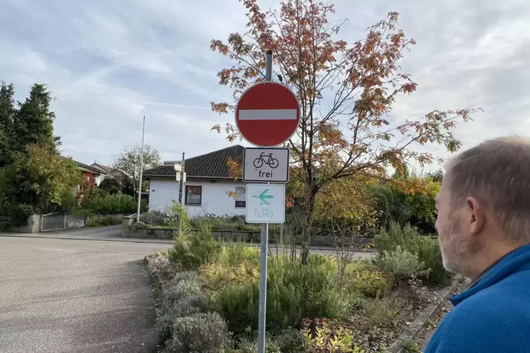 Gilt in einer Einbahnstraße Tempo 30 soll laut STVO Radverkehr in Gegenrichtung zugelassen werden. Erhardt Vortanz hat das an de