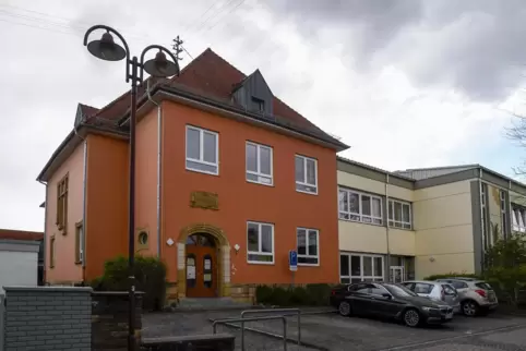 Wie so viele Schulen im Land hat auch die Heßheimer einen alten und einen neuen Teil. Jetzt soll noch ein Anbau hinzukommen. 