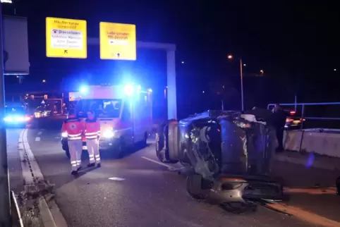 Ein Auto, das nicht an dem Rennen beteiligt war, landete auf der Seite.