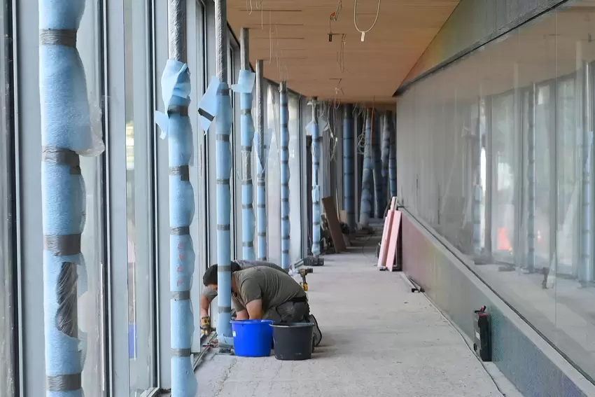 Der Wellengang führt am Hallenbad vorbei zur Therme.