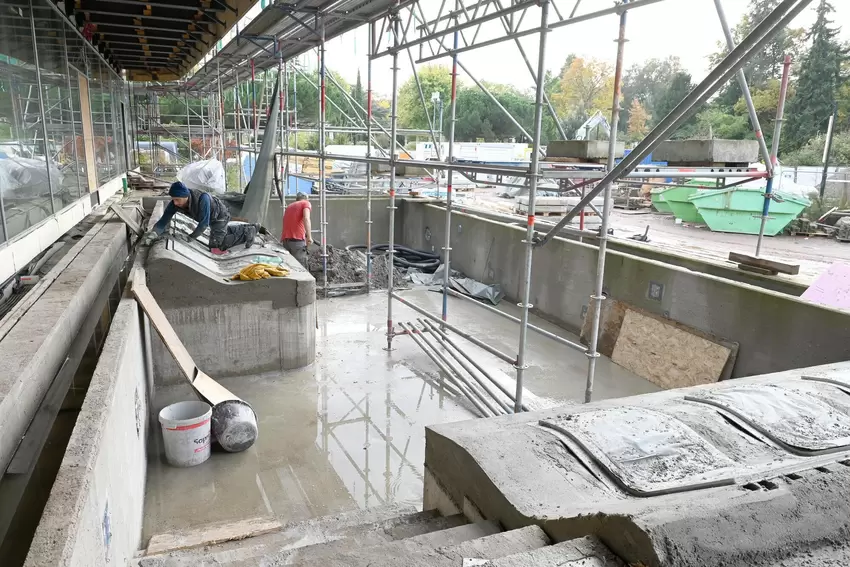 Das Warmaußenbecken des Salinariums ist noch im Bau.