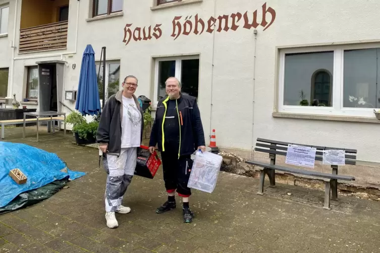 Dorit und Thomas Hellinger auf ihrer Baustelle.