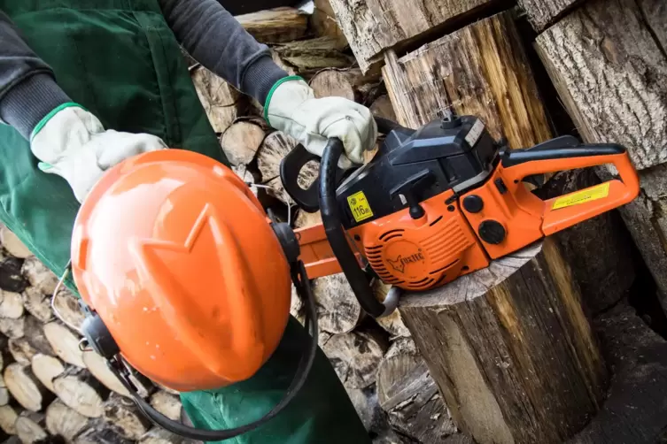 Ketensägen sägen nicht nur Holz, wie ein Hauseigentümer jetzt erfahren musste. 